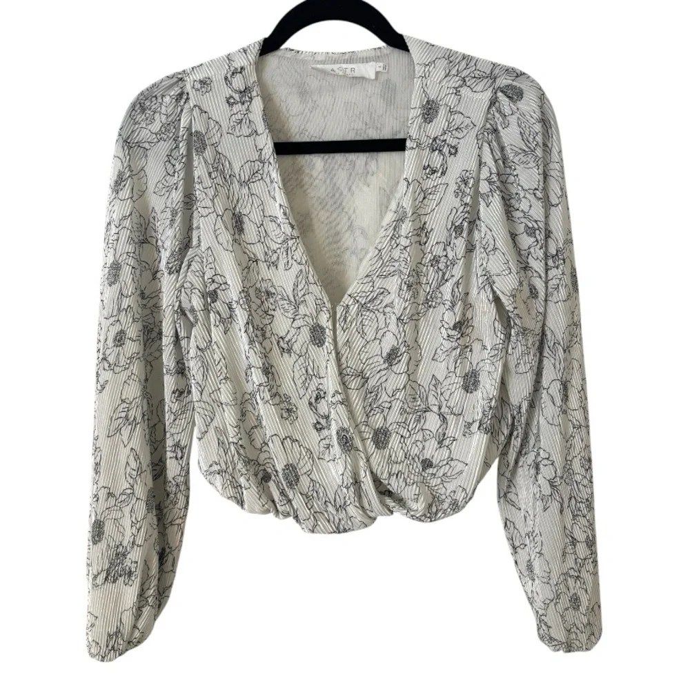 ASTR Wrap Cropped Blouse - Picture 2 of 4
